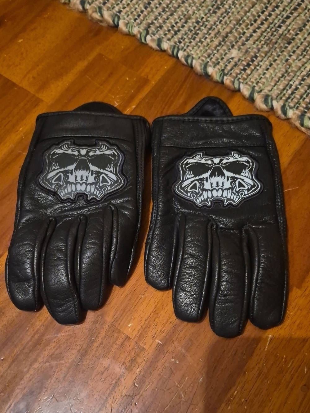 Black Leather Men’s Gloves with Skull Patch Medium